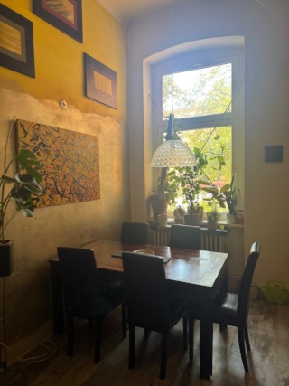 Anzeigenbild: Wg Zimmer im Albau mit Garten mitten in Berlin in 80qm Wohnung (Keine Schufa Notwendig)
