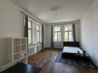 Anzeigenbild: Helles, hohes Altbau-Zimmer mit Parkett in ruhiger Lage, nur 5 Gehminuten zur U-Bahn