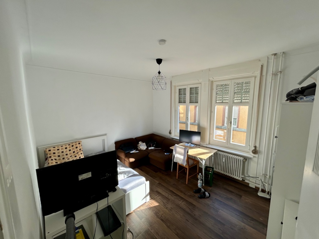 WG-Zimmer Mitte Torstraße  17 - Hier wird dein neues Zimmer frei: hell, ruhig zum Innenhof, mit großen Fenstern und hohen Decken. Unmöbliert und bereit für deine persönliche Gestaltung.