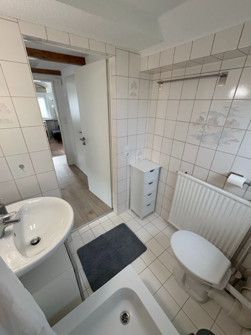 Möblierte 2-Zimmer-Dachgeschosswohnung mit Klimaanlage in Zuffenhausen (Zentrum) im September und Oktober zu vermieten – Sachsenstraße, 70435 Stuttgart Zuffenhausen – Vorschaubild 9