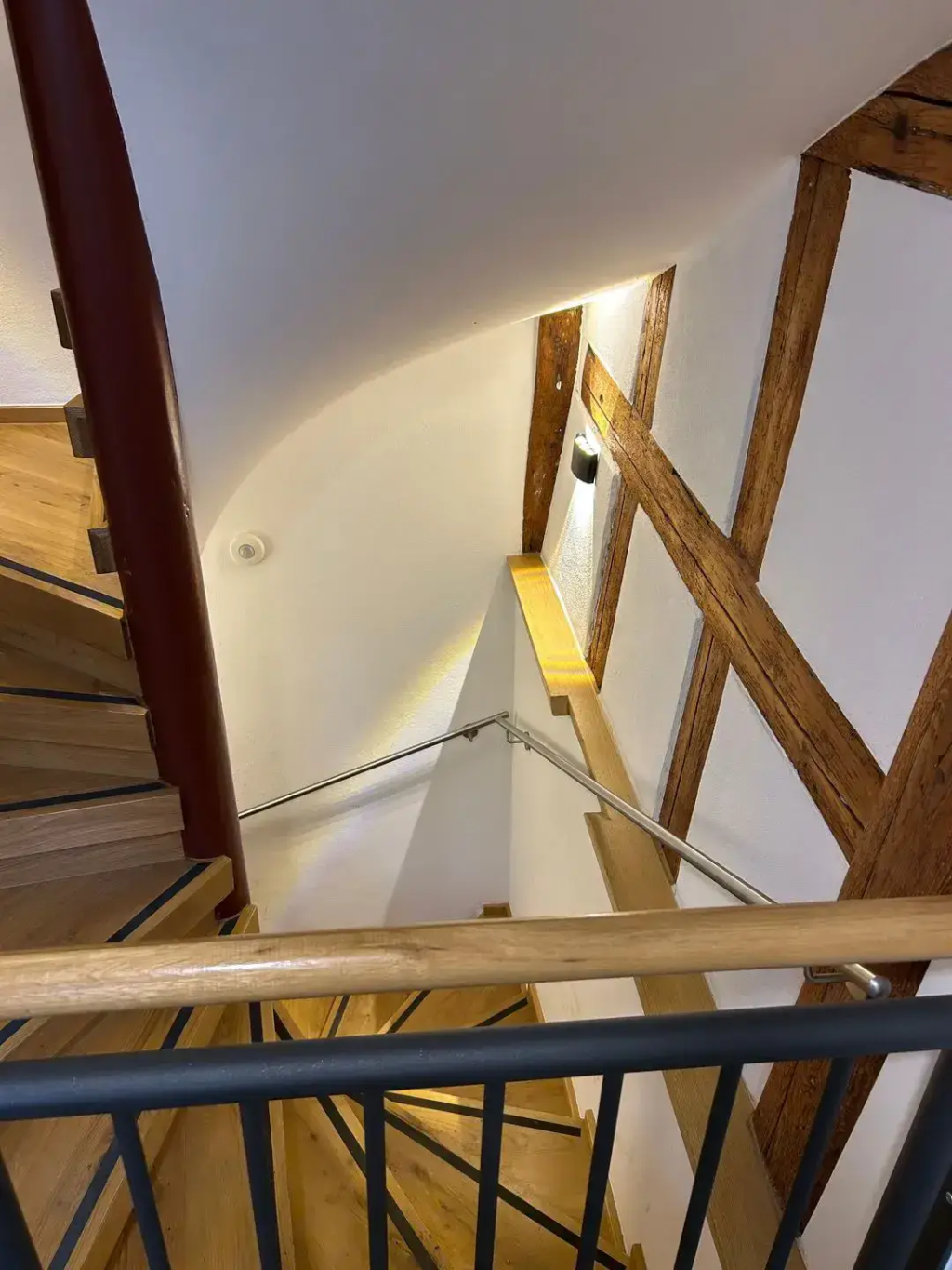 Stilvoll möblierte Altbauperle mit Balkon direkt am Weinmarkt – Irrerstraße 13, 90403 Nürnberg Sebald – Vorschaubild 2