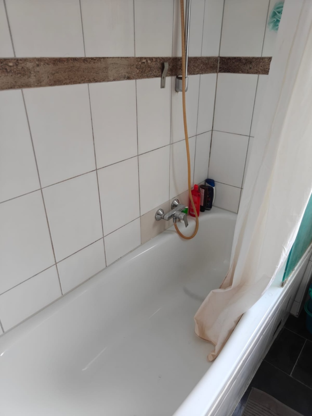 Habitación en WG Weingarten Hügelheimer Weg 5 - Badewanne/Bathtub