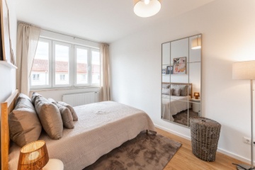 ZENTRALE, traumhafte, 2-Zimmer Wohnung - vor 6 Monaten saniert und möbliert