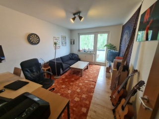 Anzeigenbild: WG zur Untermiete: 2 Zimmer, Wohnzimmer, Küche, Bad, Balkon