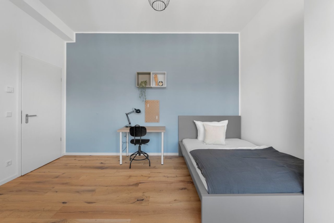 Helles Zimmer in renovierter Wohnung in der Turinerstraße