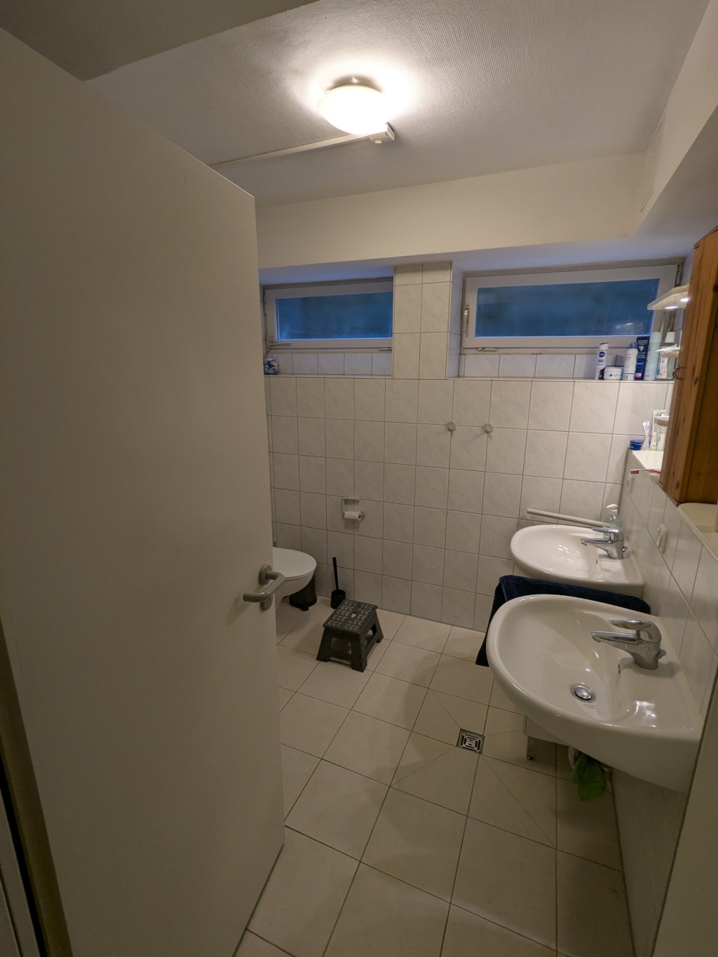 WG-Zimmer Erphoviertel Ostmarkstraße - Badezimmer von der Tür aus