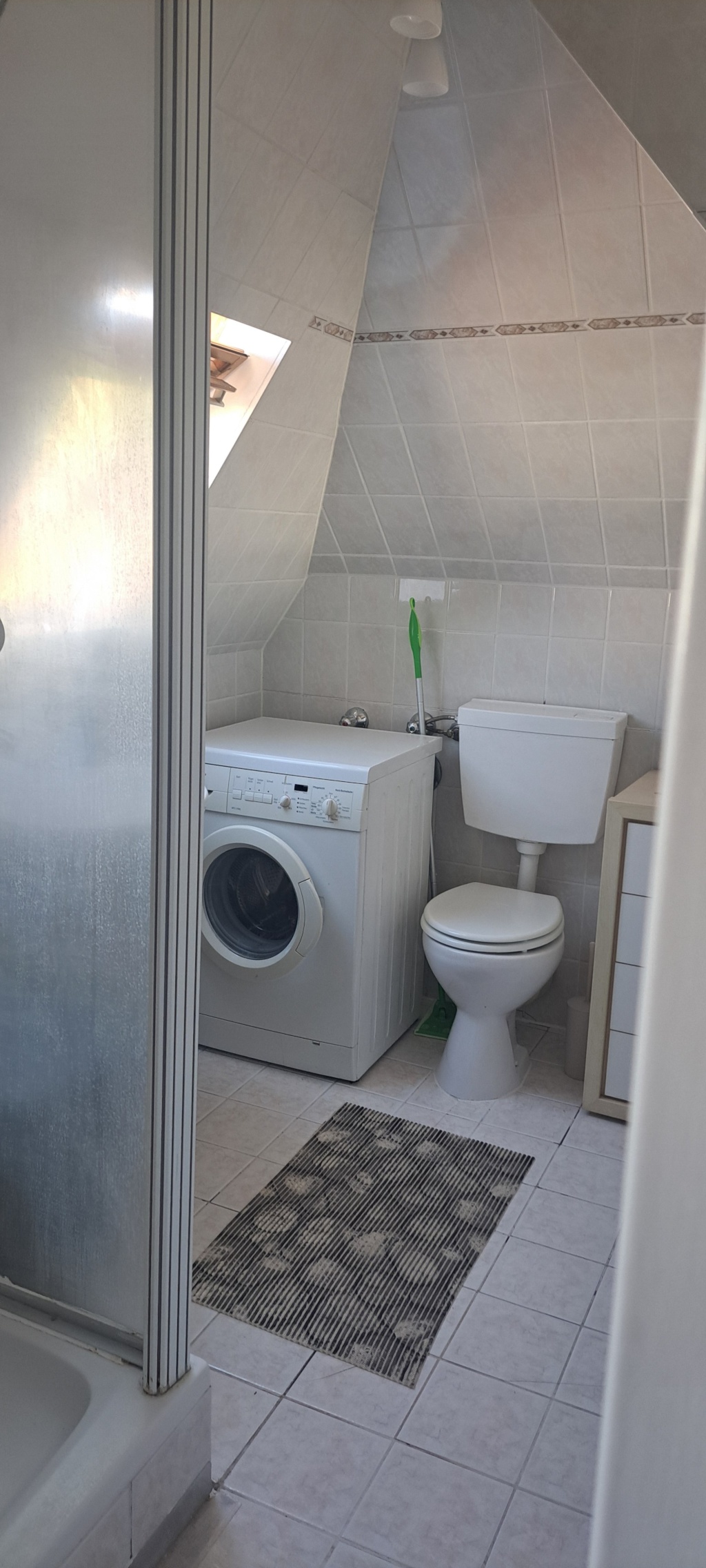 2 Zimmer Dachgeschoss Wohnung in München Laim/Hadern ab sofort tel.:+4917646160325 nur Anrufe – Fürstenriederstr. 190, 81377 München Laim – Vorschaubild 7