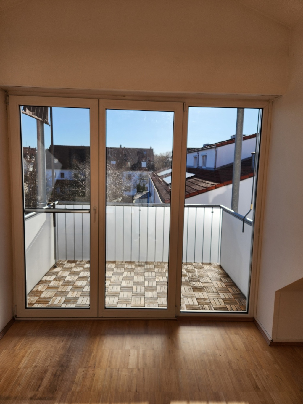 Wohnung Garching Hochbrück Seilerweg 30 - Wohnzimmer mit Süd-Balkon