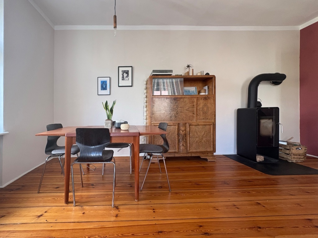 Zwischenmiete 6 Monate (Nov–Apr): Möblierte Altbauwohnung mit Balkon & Kamin im Bergmannkiez | 6-month furnished sublet: period apartment with balcony & fireplace – Solmsstrasse, 10961 Berlin Kreuzberg – Vorschaubild 3