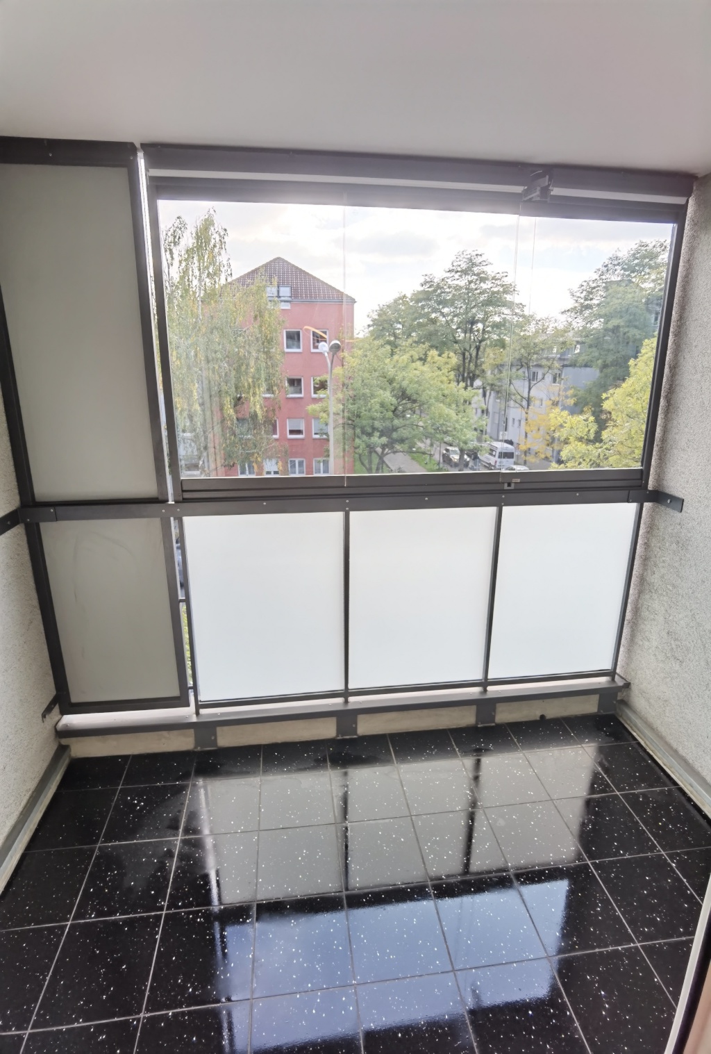 The fully furnished 4 room apartment in Giesing with the all-inclusive fixed-term contract till 19.06.2027 / Die komplett möblierte 4-Zimmer-Wohnung in Giesing mit befristetem All-inclusive Mietvertrag bis zum 19.06.2027 – Werinherstraße 97a, 81541 München Obergiesing-Fasangarten – Vorschaubild 5