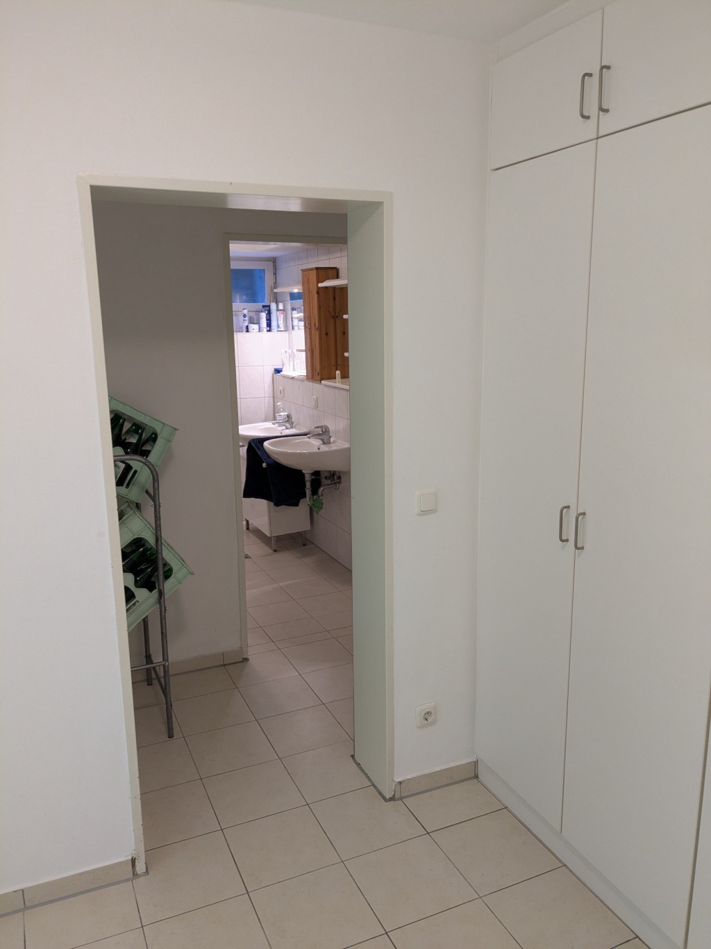 WG-Zimmer Erphoviertel Ostmarkstraße - Blick von der Tür des Gäste WCs in den Kellerflur