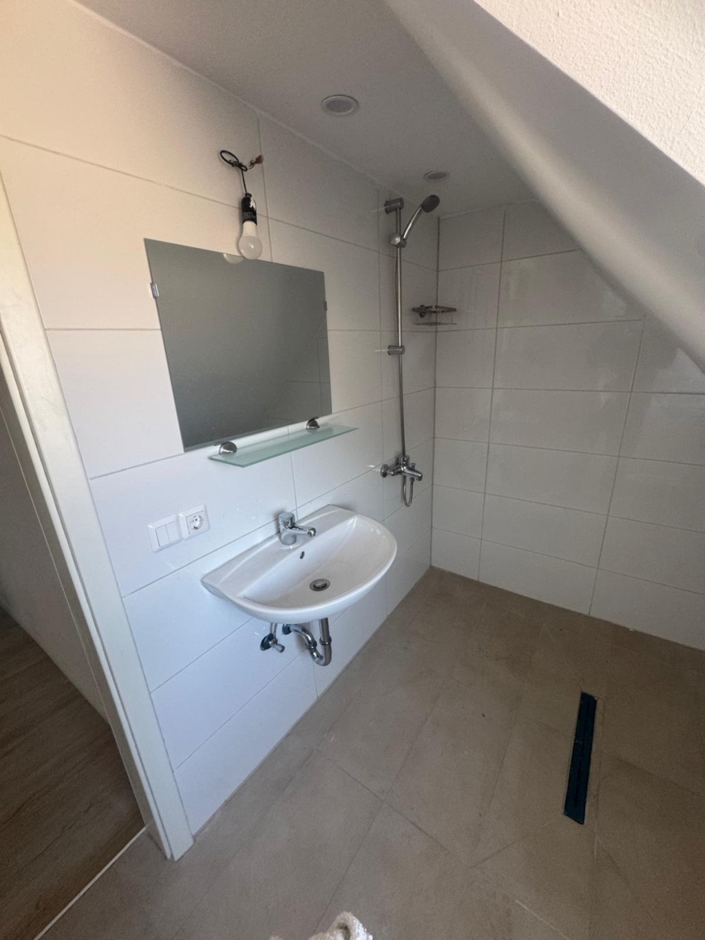 Dein eigenes Reich statt WG-Zimmer: Modernes DG-Studio | Erstbezug | 580 € All-Inclusive – Altendorfer Straße 339, 45143 Essen Altendorf – Vorschaubild 3