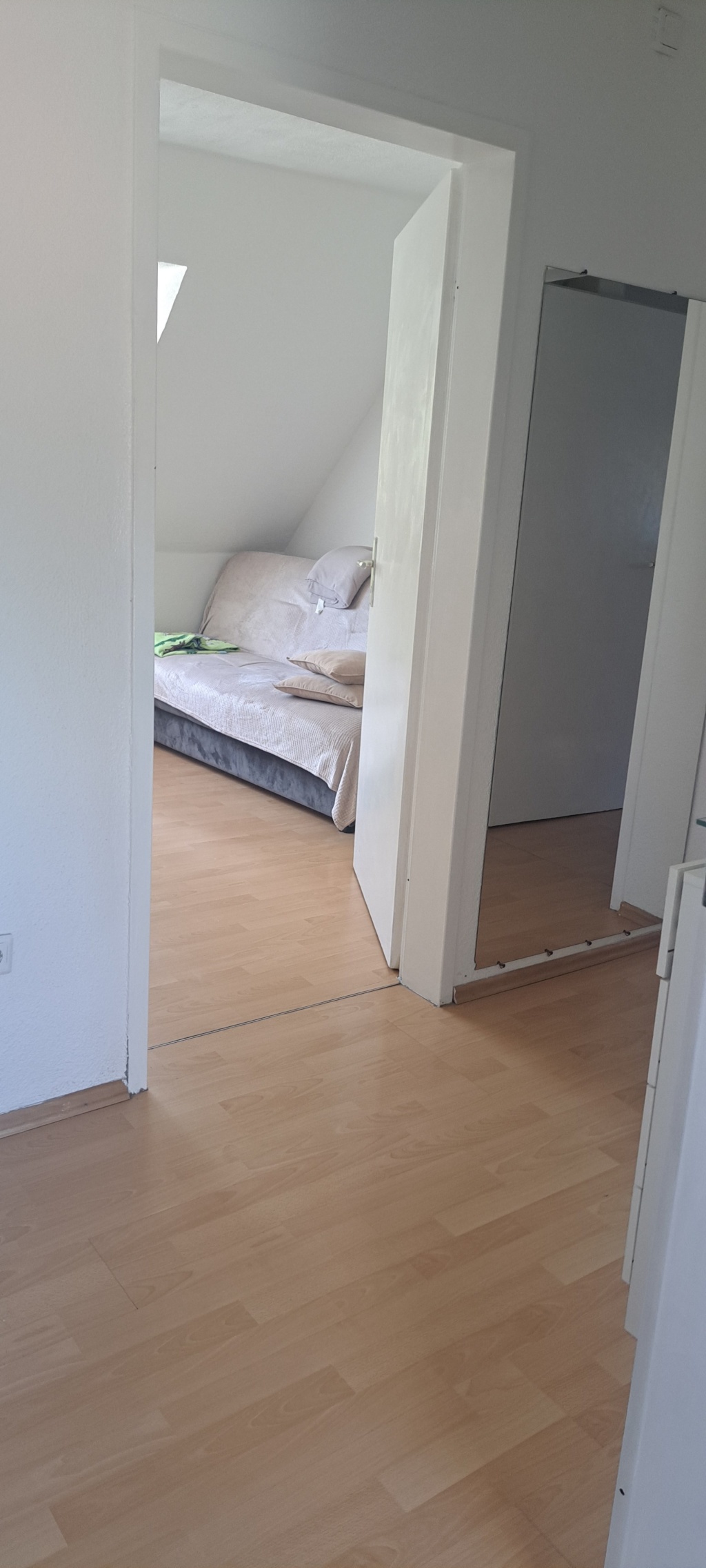 2 Zimmer Dachgeschoss Wohnung in München Laim/Hadern ab sofort tel.:+4917646160325 nur Anrufe – Fürstenriederstr. 190, 81377 München Laim – Vorschaubild 3