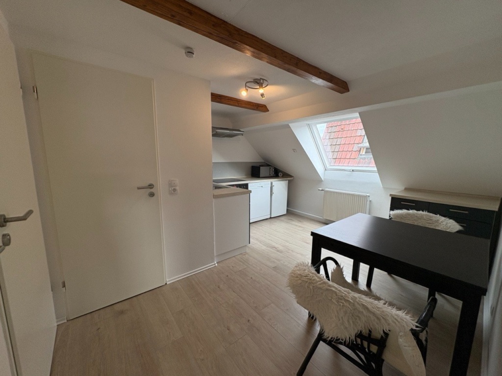 Möblierte 2-Zimmer-Dachgeschosswohnung mit Klimaanlage in Zuffenhausen (Zentrum) im September und Oktober zu vermieten – Sachsenstraße, 70435 Stuttgart Zuffenhausen – Vorschaubild 5