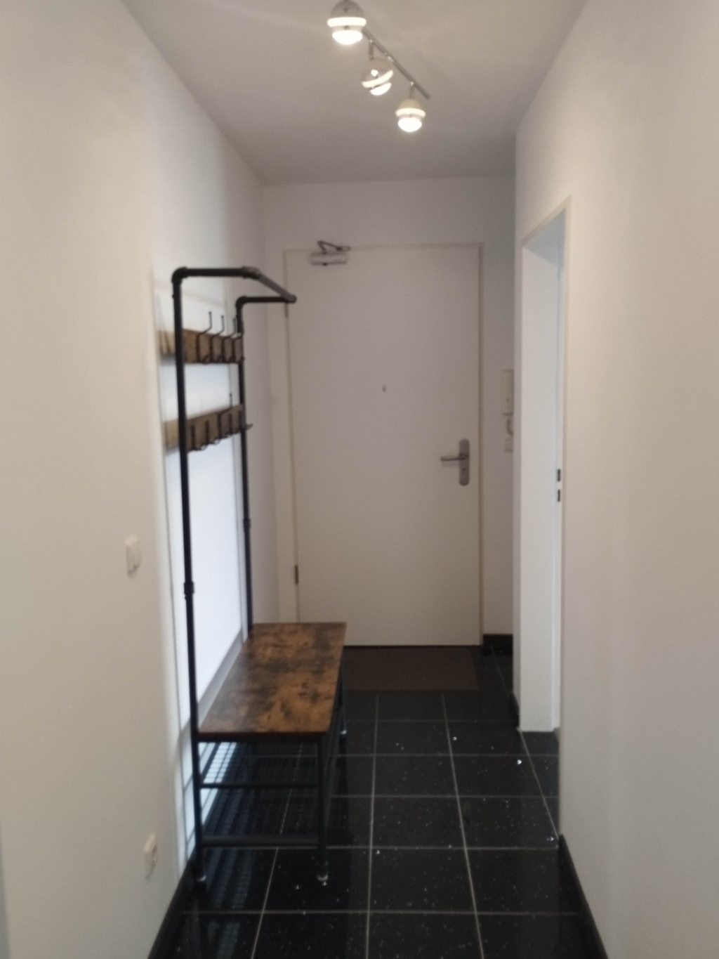The fully furnished 4 room apartment in Giesing with the all-inclusive fixed-term contract till 19.06.2027 / Die komplett möblierte 4-Zimmer-Wohnung in Giesing mit befristetem All-inclusive Mietvertrag bis zum 19.06.2027 – Werinherstraße 97a, 81541 München Obergiesing-Fasangarten – Vorschaubild 11
