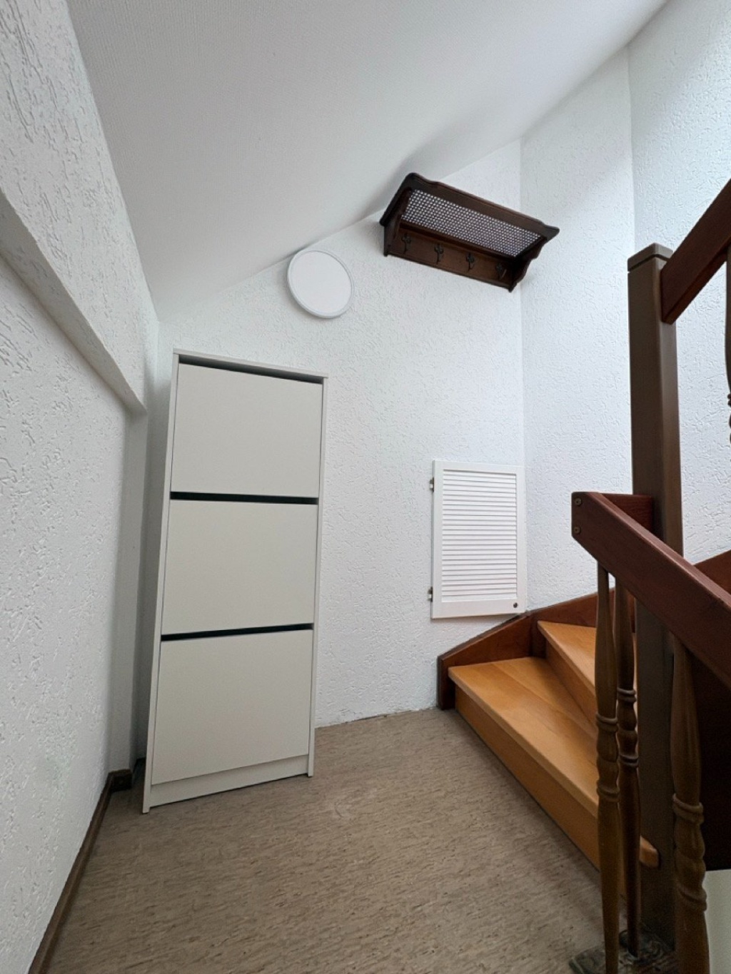 Möblierte 2-Zimmer-Dachgeschosswohnung mit Klimaanlage in Zuffenhausen (Zentrum) im September und Oktober zu vermieten – Sachsenstraße, 70435 Stuttgart Zuffenhausen – Vorschaubild 11