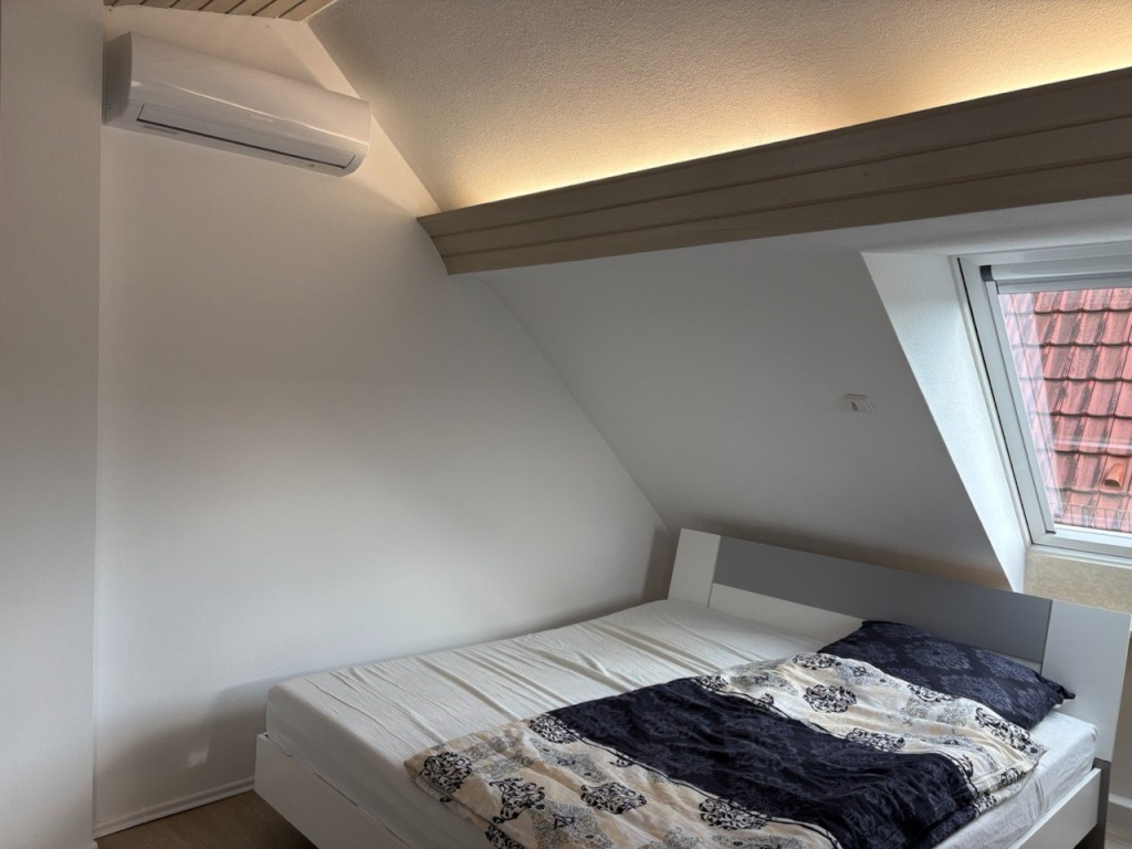 Möblierte 2-Zimmer-Dachgeschosswohnung mit Klimaanlage in Zuffenhausen (Zentrum) im September und Oktober zu vermieten – Sachsenstraße, 70435 Stuttgart Zuffenhausen – Vorschaubild 4