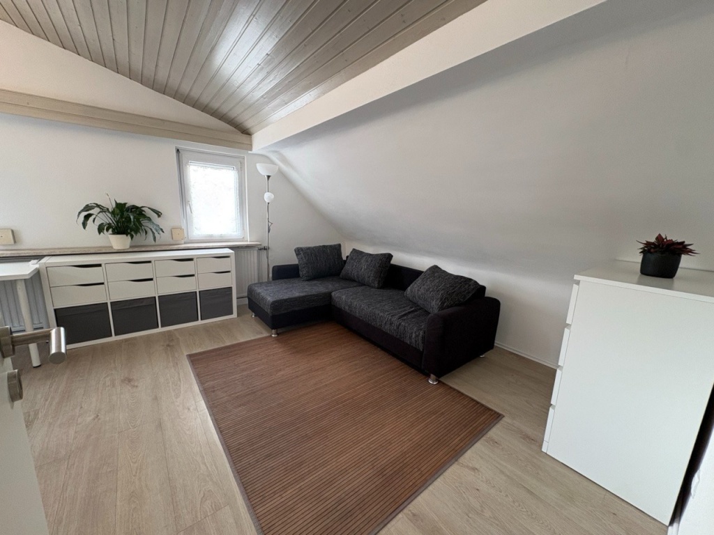 Möblierte 2-Zimmer-Dachgeschosswohnung mit Klimaanlage in Zuffenhausen (Zentrum) im September und Oktober zu vermieten – Sachsenstraße, 70435 Stuttgart Zuffenhausen – Vorschaubild 3
