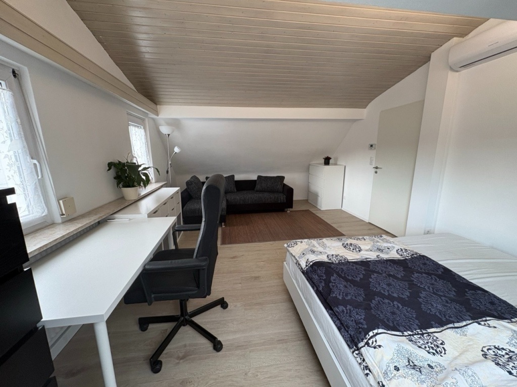 Möblierte 2-Zimmer-Dachgeschosswohnung mit Klimaanlage in Zuffenhausen (Zentrum) im September und Oktober zu vermieten
