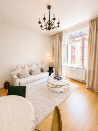 Anzeigenbild: Voll möblierte 3-Zimmer-Altbauwohnung auf Zeit in Frankfurt-Bockenheim | 83 m2 | 2.090 € Pauschalmiete inkl. Strom, Heizung, WLAN & Rundfunkbeitrag | ab 6 Monaten | Bürozimmer als 2. Schlafzimmer nutzbar | ideal für Pendler, Projektmitarbeiter & Paare
