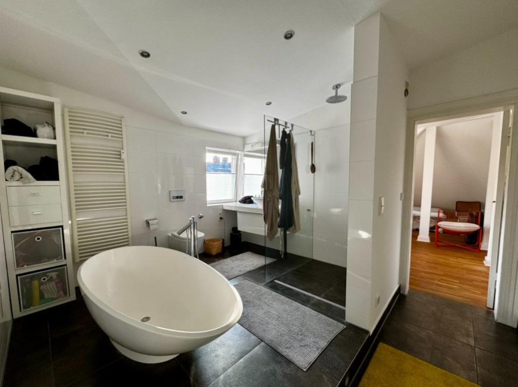 Helle, großzügige Dachgeschosswohnung – 3–6 Monate ab Oktober – Fredericiastraße 31, 14059 Berlin Charlottenburg – Vorschaubild 4