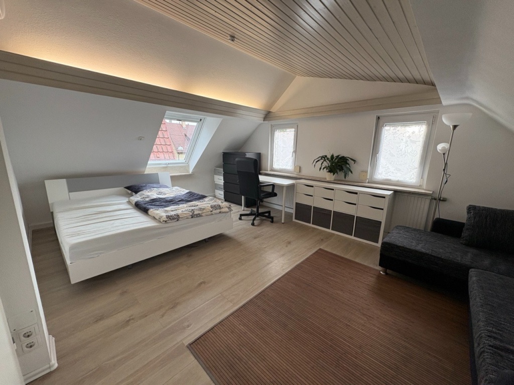 Möblierte 2-Zimmer-Dachgeschosswohnung mit Klimaanlage in Zuffenhausen (Zentrum) im September und Oktober zu vermieten – Sachsenstraße, 70435 Stuttgart Zuffenhausen – Vorschaubild 2