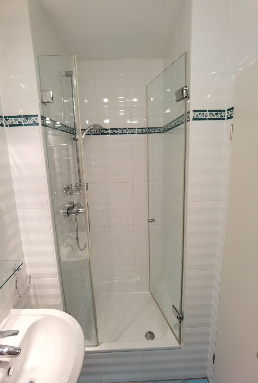 The fully furnished 4 room apartment in Giesing with the all-inclusive fixed-term contract till 19.06.2027 / Die komplett möblierte 4-Zimmer-Wohnung in Giesing mit befristetem All-inclusive Mietvertrag bis zum 19.06.2027 – Werinherstraße 97a, 81541 München Obergiesing-Fasangarten – Vorschaubild 9