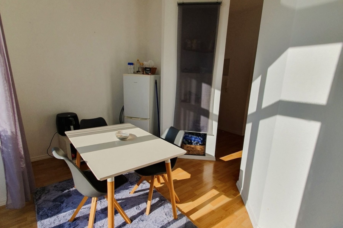 All-In-Miete, möbliertes Altbauapartment mit 2 Balkonen & Parkplatz in Bestlage Wiesbaden-Südost / All-inclusive rent, furnished historic apartment with 2 balconies & parking space in prime Wiesbaden-Southeast location – Mainzer Straße 62, 65185 Wiesbaden Südost – Vorschaubild 5