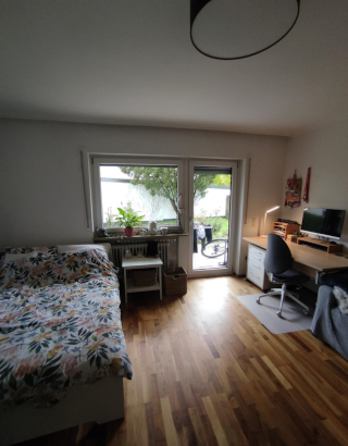 Ad image: ZWISCHENMIETE August und September - 21qm Zimmer in 3er Berufstätigen-Wg
