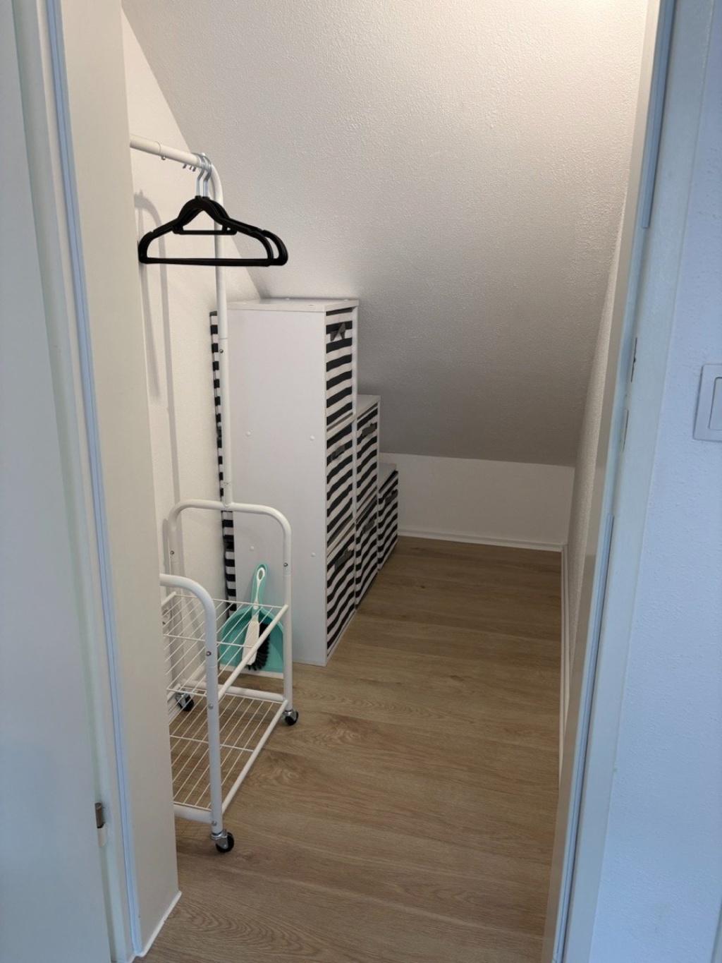 Möblierte 2-Zimmer-Dachgeschosswohnung mit Klimaanlage in Zuffenhausen (Zentrum) im September und Oktober zu vermieten – Sachsenstraße, 70435 Stuttgart Zuffenhausen – Vorschaubild 10