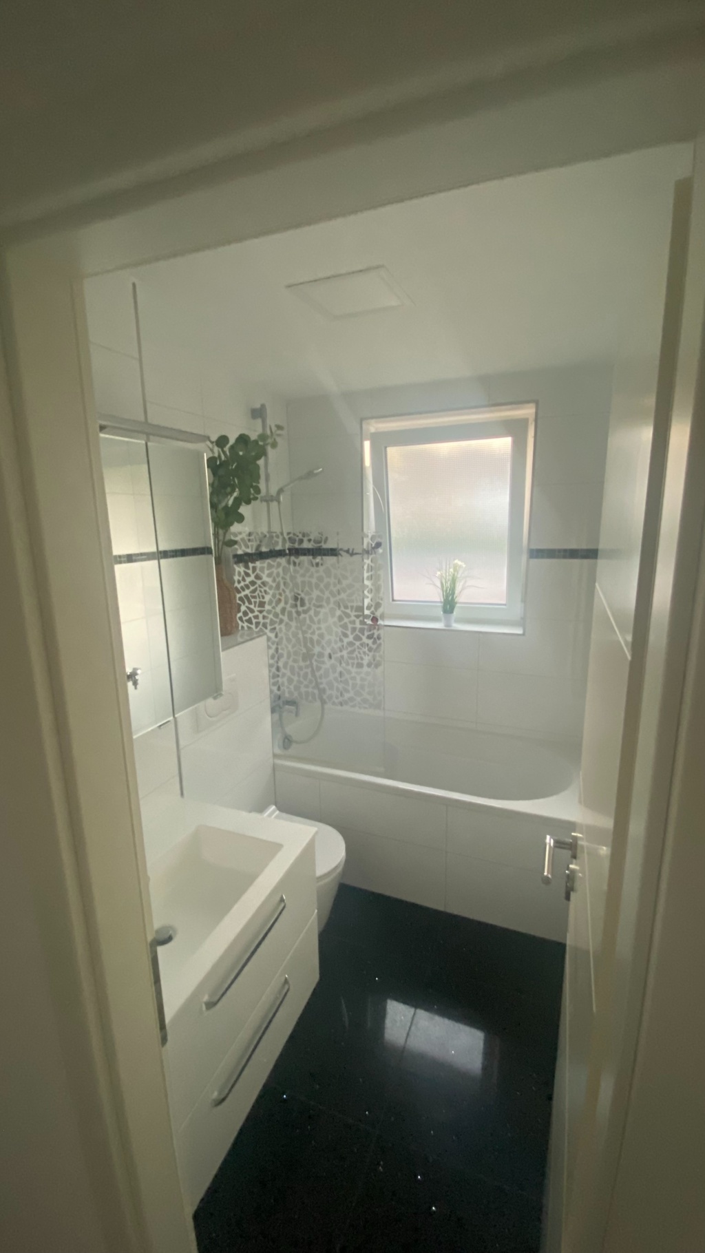 Exklusiv möbliertes Premium-Appartement mit großem Balkon – Biebricher Allee 81, 65187 Wiesbaden Biebrich – Vorschaubild 4