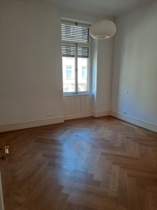 Ein Zimmer in einer Vierzimmerwohnung mit Balkons in der Weststadt