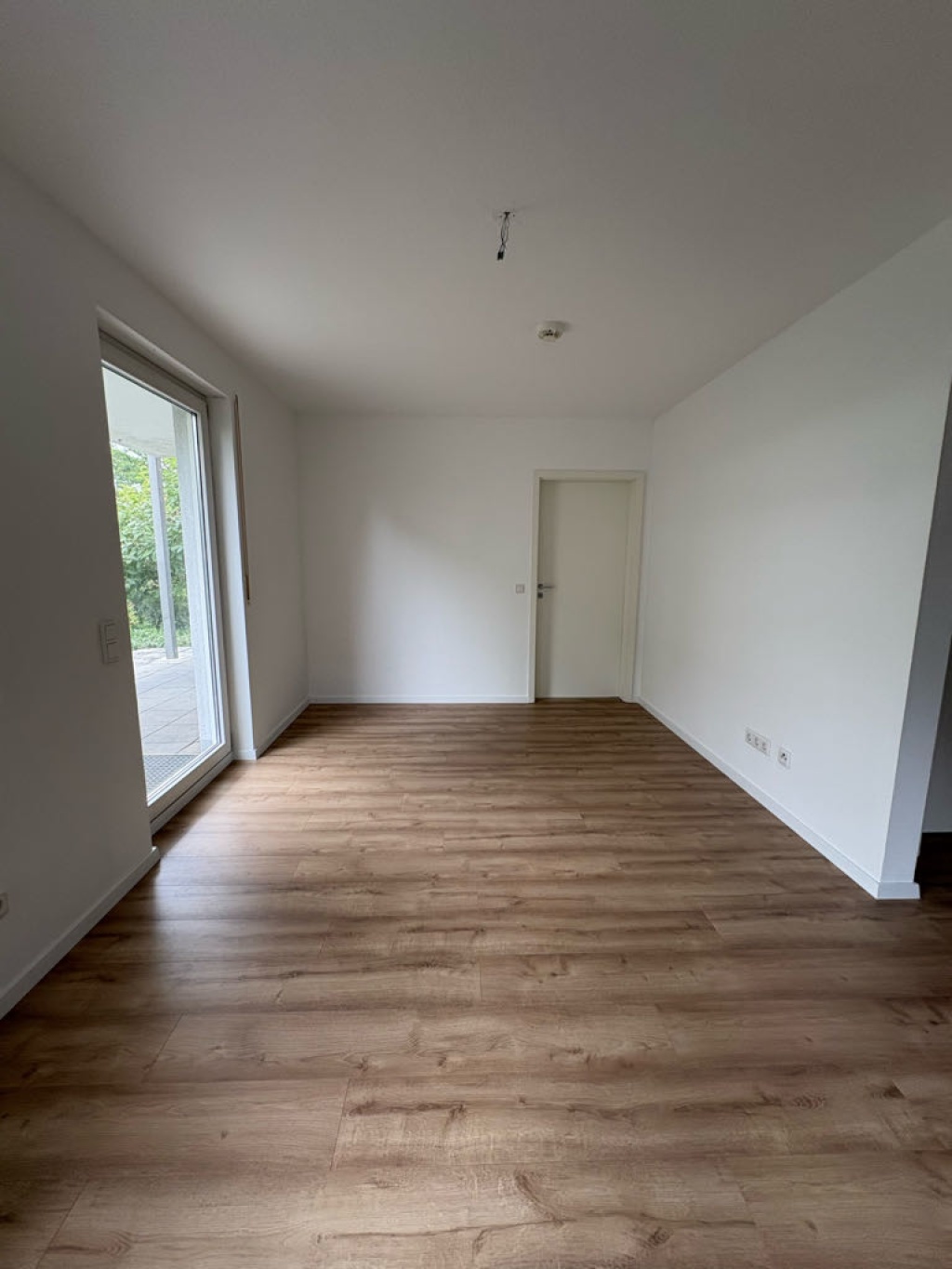 Flat Nordtadt Bienweg - Blick von der Küche in den offenen Wohnbereich