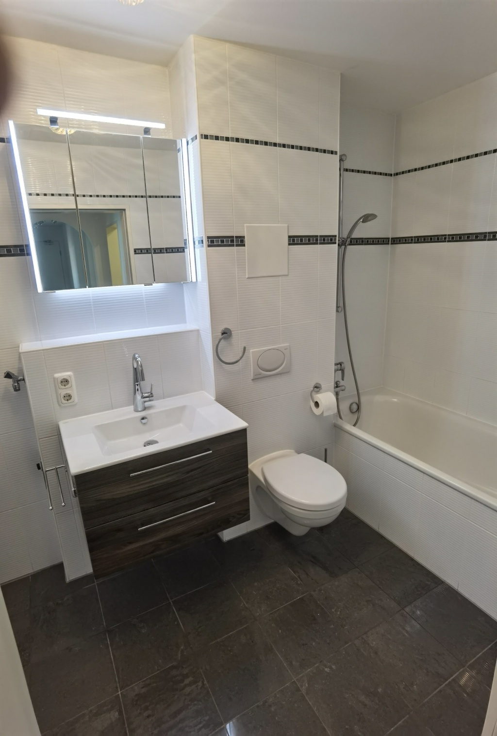 The fully furnished 4 room apartment in Giesing with the all-inclusive fixed-term contract till 19.06.2027 / Die komplett möblierte 4-Zimmer-Wohnung in Giesing mit befristetem All-inclusive Mietvertrag bis zum 19.06.2027 – Werinherstraße 97a, 81541 München Obergiesing-Fasangarten – Vorschaubild 6