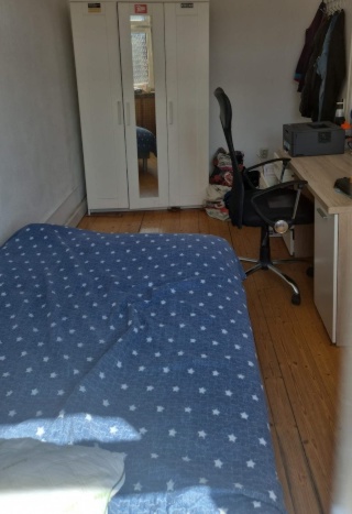 Anzeigenbild: Möblieret 3er WG Zimmer 14m2  /1.OG mit Süd Balkon/WC/Bad / Küche/straßebahn 1.min.Kalt Miete  300 € +Ne.kosten.inkl.160 € (Was-Abwasser, Strom -Heizung-Versi-Mühl.)Sonstige;(WLAN -Waschmaschine 20 €) /Kaution 900 €