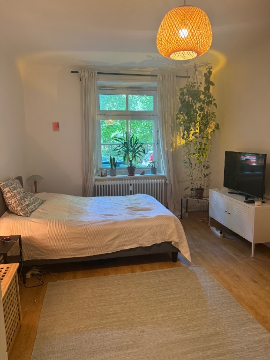 Untermiete: Möblierte 2,5-Zimmer-Wohnung mit Garten mitten in der City