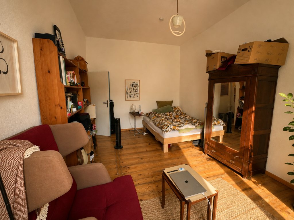 Central Private Studio Apartment - Peaceful Top Floor