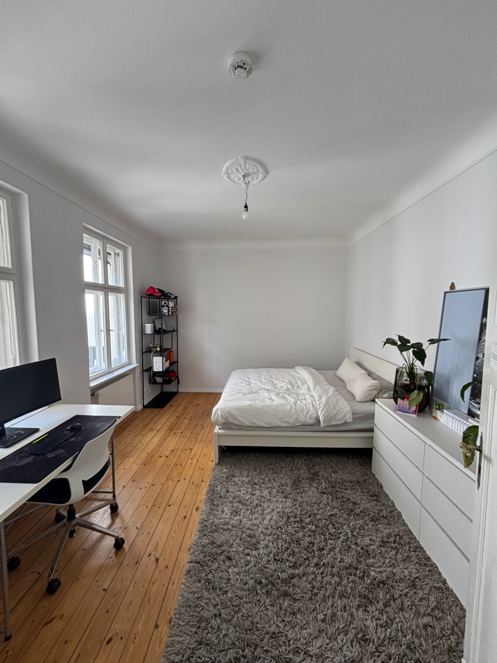Ruhige, vollmöblierte Altbauwohnung im Hinterhaus – 3 Zimmer mit zwei Balkonen