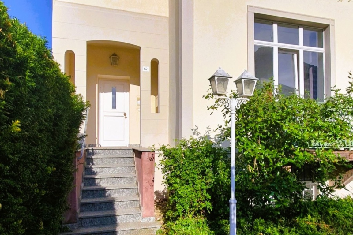 All-In-Miete, möbliertes Altbauapartment mit 2 Balkonen & Parkplatz in Bestlage Wiesbaden-Südost / All-inclusive rent, furnished historic apartment with 2 balconies & parking space in prime Wiesbaden-Southeast location – Mainzer Straße 62, 65185 Wiesbaden Südost – Vorschaubild 3