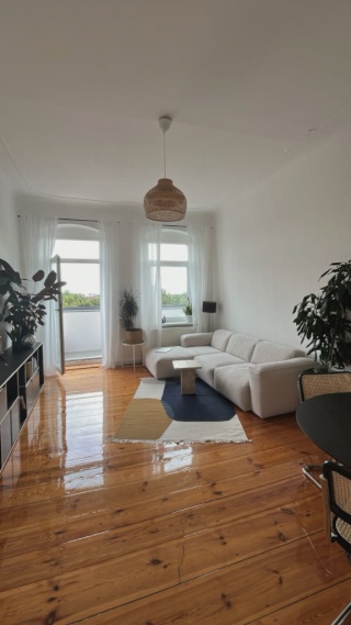Altbauwohnung im Helmholtzkiez mit Balkon — photo 1