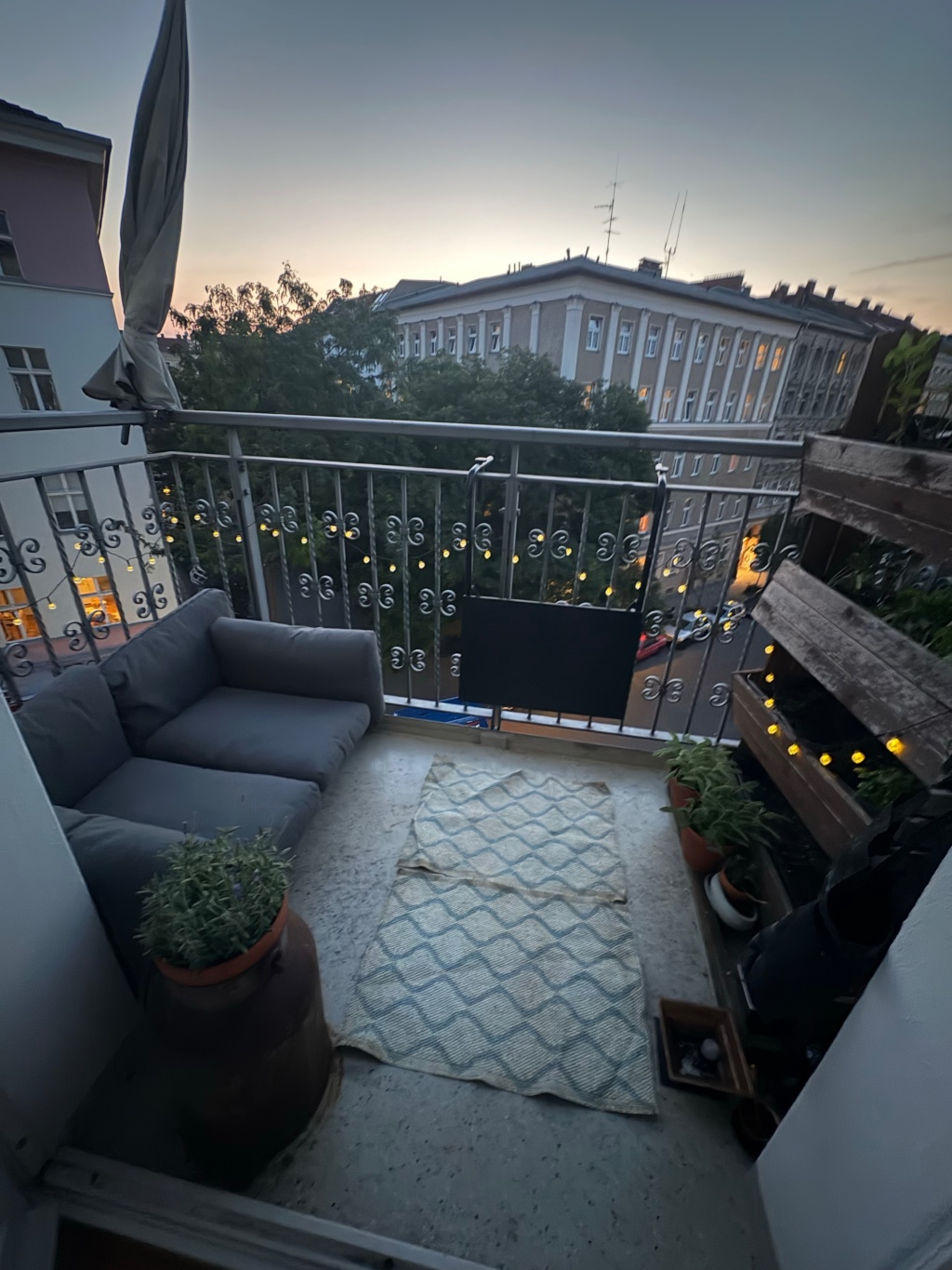 Zwischenmiete 6 Monate (Nov–Apr): Möblierte Altbauwohnung mit Balkon & Kamin im Bergmannkiez | 6-month furnished sublet: period apartment with balcony & fireplace – Solmsstrasse, 10961 Berlin Kreuzberg – Vorschaubild 2