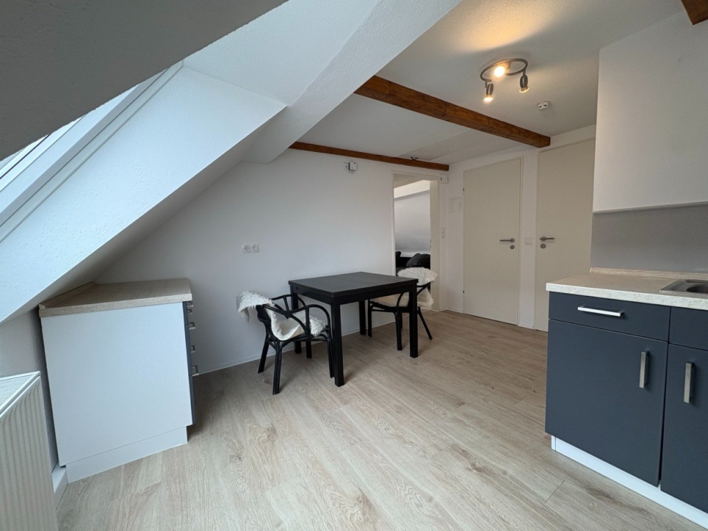 Möblierte 2-Zimmer-Dachgeschosswohnung mit Klimaanlage in Zuffenhausen (Zentrum) im September und Oktober zu vermieten – Sachsenstraße, 70435 Stuttgart Zuffenhausen – Vorschaubild 6