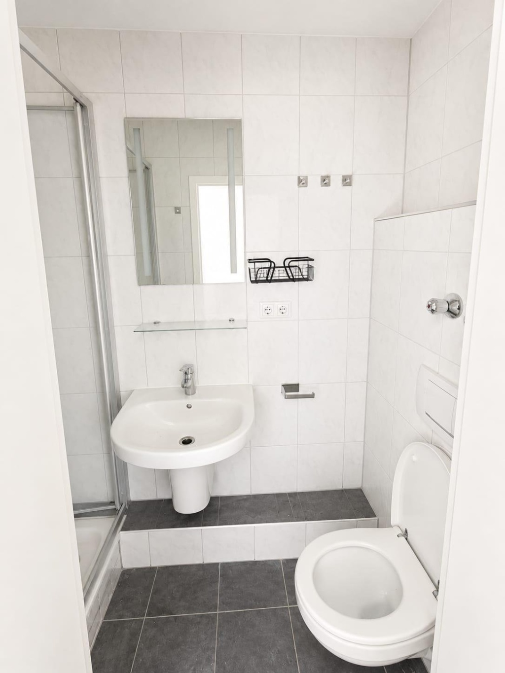 Perfect for TWO People | Fully Furnished | Private Kitchen | Private Bathroom – Schuhstraße 21, 91052 Erlangen Alt-Erlangen – Vorschaubild 3