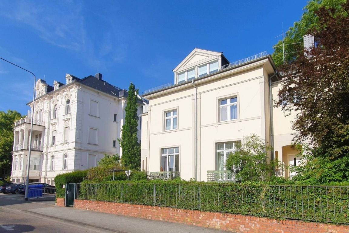 All-In-Miete, möbliertes Altbauapartment mit 2 Balkonen & Parkplatz in Bestlage Wiesbaden-Südost / All-inclusive rent, furnished historic apartment with 2 balconies & parking space in prime Wiesbaden-Southeast location – Mainzer Straße 62, 65185 Wiesbaden Südost – Vorschaubild 2