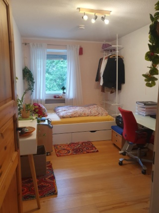 Anzeigenbild: Helles Zimmer in großer Wohnung mit Balkon und Blick ins Grüne