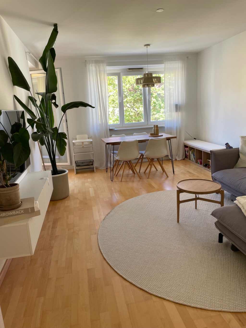 Voll möblierte zentrale 2,5 Zimmer Wohnung mit Balkon mitten in Schwabing an der Münchner Freiheit auf Zeit (6 Monate von Feb. bis Juli 27)