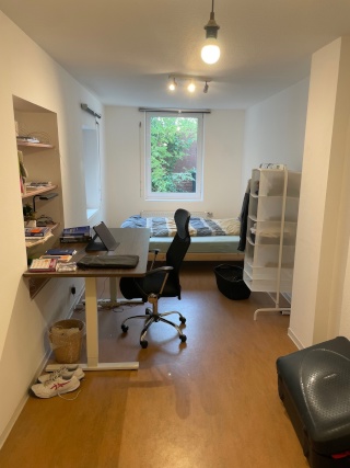 Anzeigenbild: WG- Zimmer (23qm) mit zwei großen Fenstern mit Blick in den Garten. 4er WG