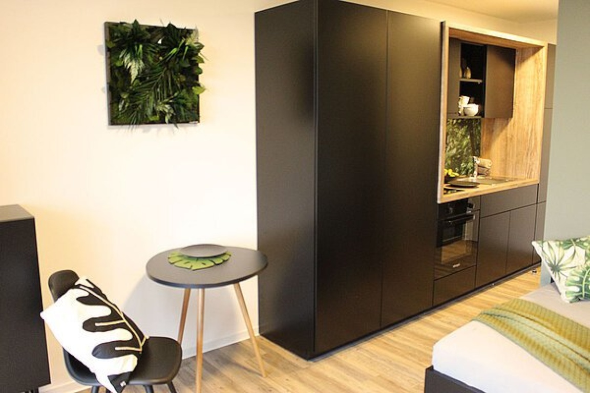 Estudio Neukölln Oderstraße 194 - Kleiderschrank