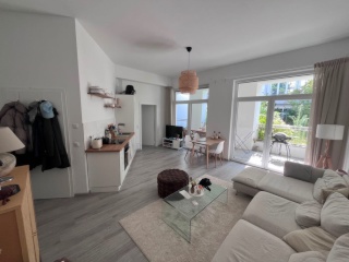 Anzeigenbild: Helle, möblierte 2-Zimmer-Wohnung mit großer Loggia in zentraler Lage