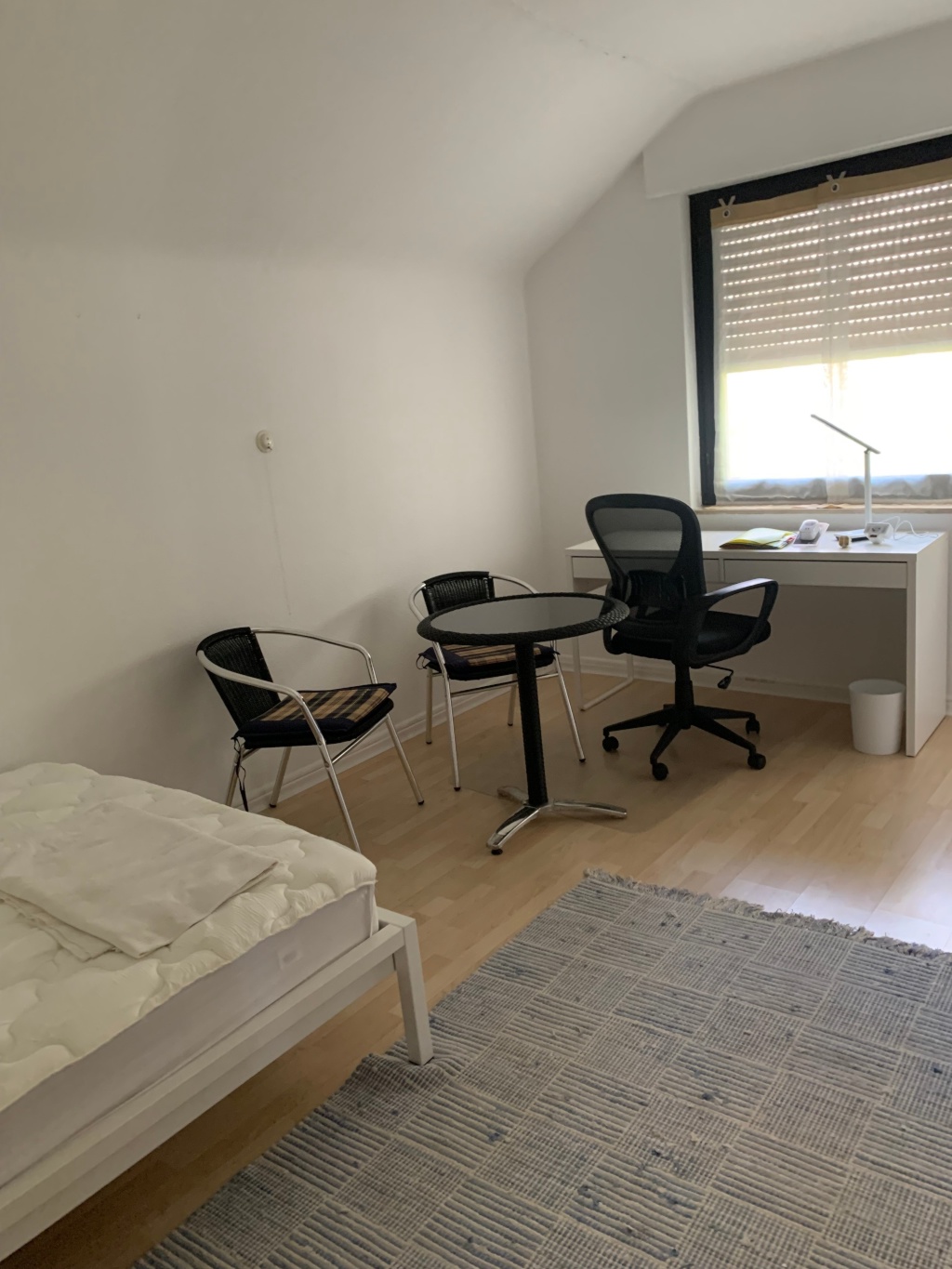 Möbliertes Zimmer mit eigener Küche und eigenem Bad an der Lichtwiese – ab 1. September